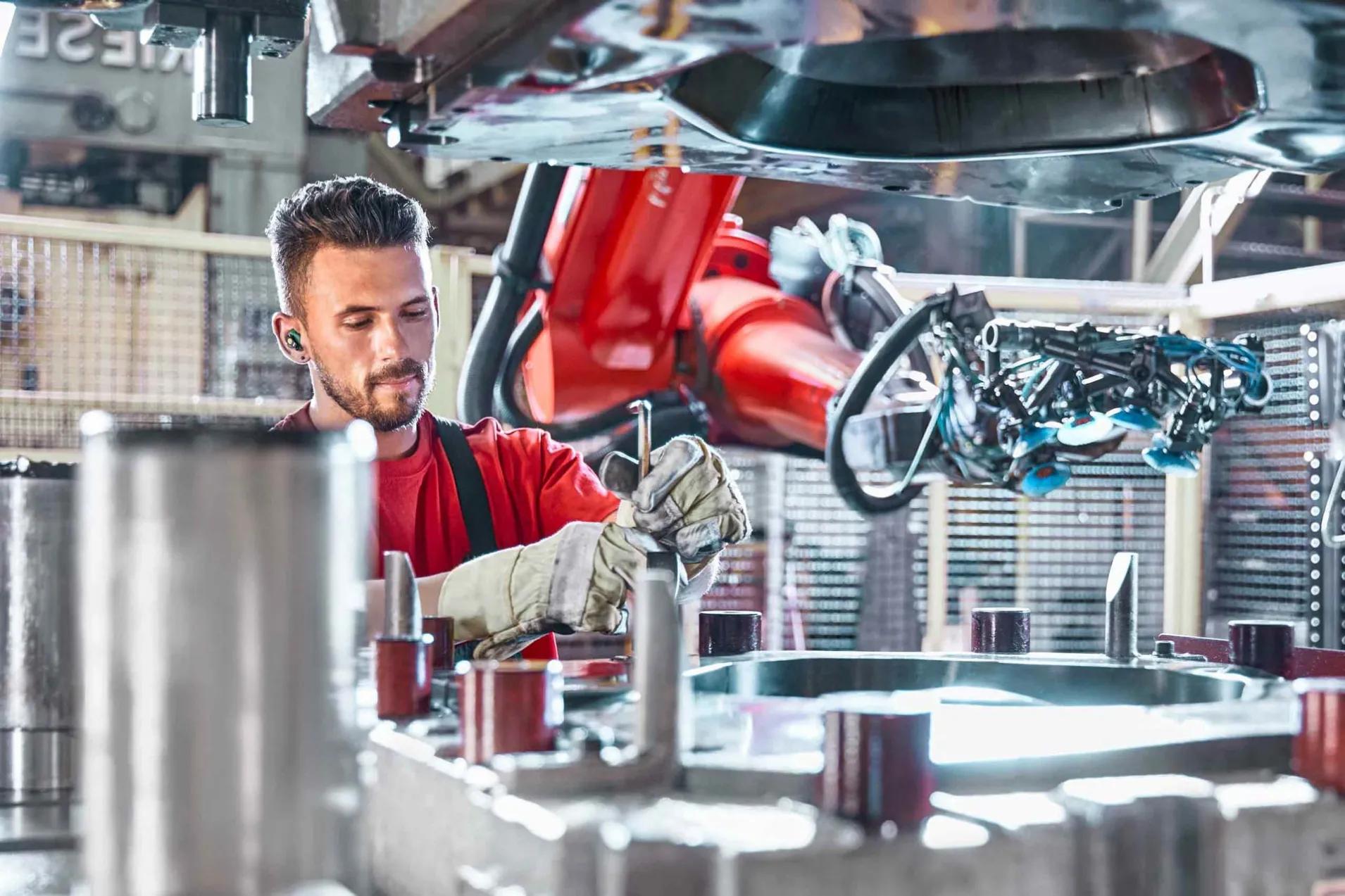 HÖRMANN Automotive Gustavsburg - man at the machine